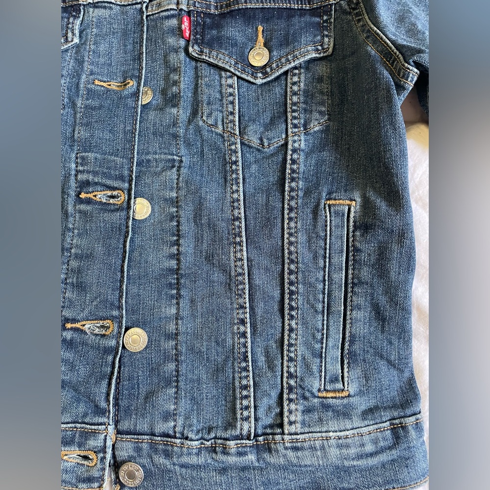⭐️Host Pick⭐️ Levi’s Classic Denim Trucker Jacket Slim fit Women’s Small NWOT - Picture 8 of 16